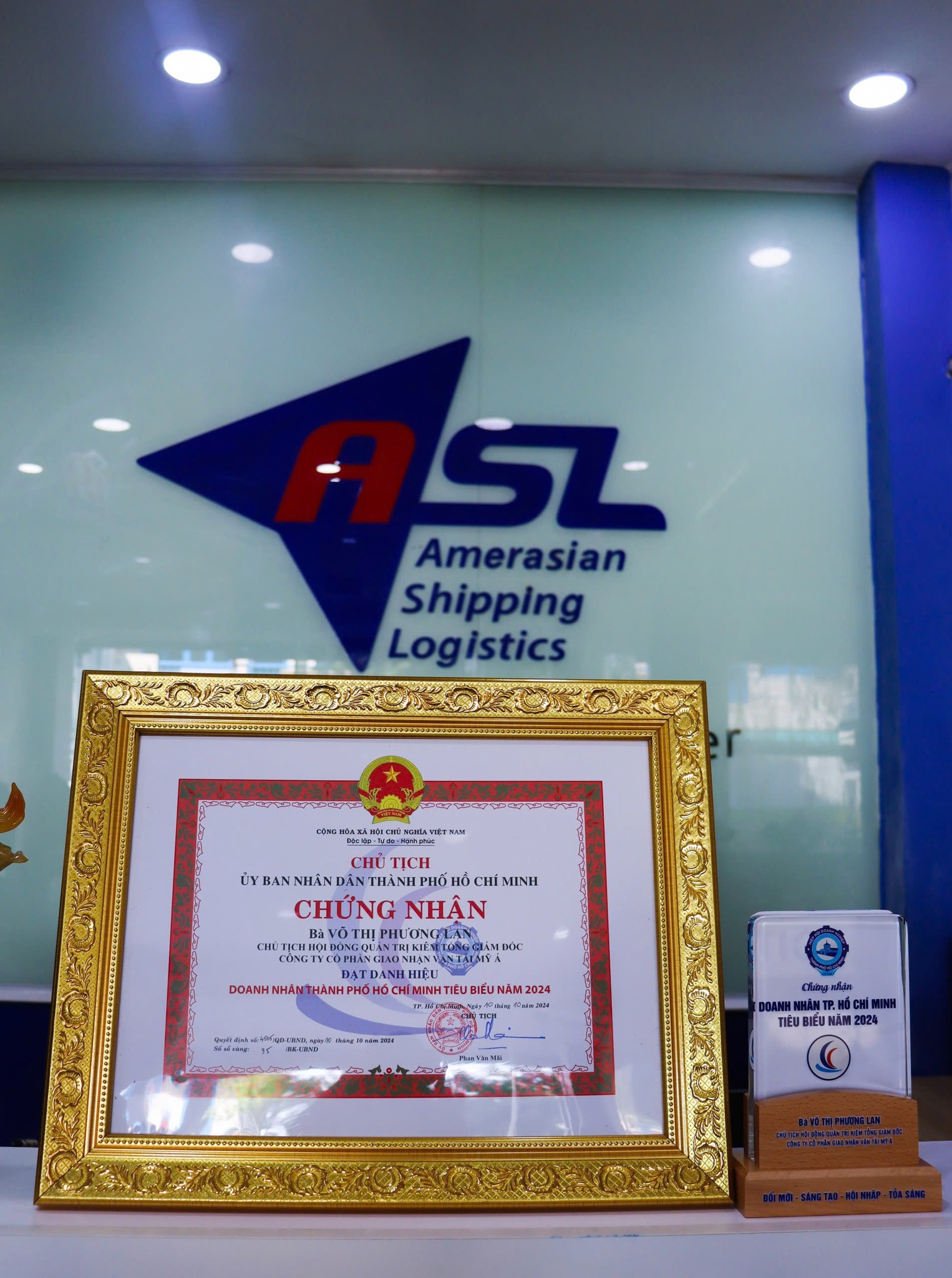 Chứng nhận danh hiệu "Doanh nhân TP. Hồ Chí Minh" tiêu biểu năm 2024