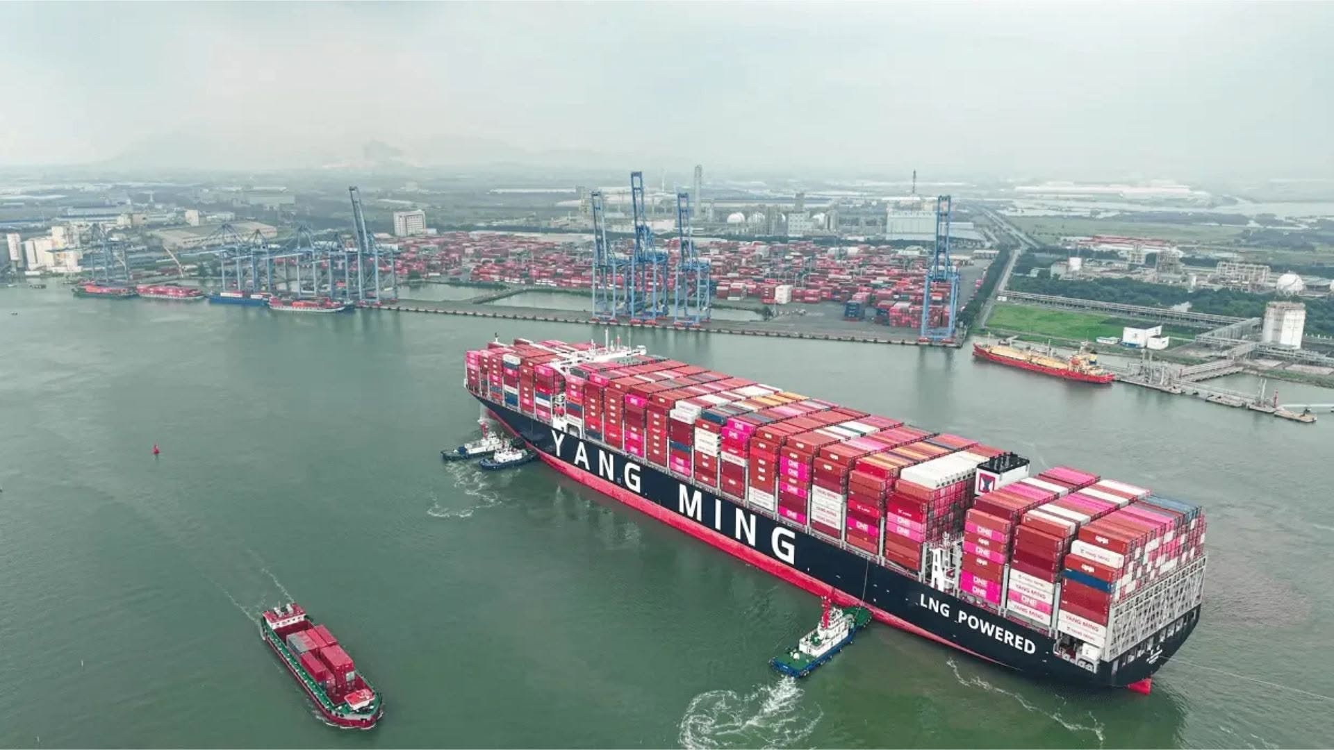 CẢNG QUỐC TẾ TÂN CẢNG - CÁI MÉP LẦN ĐẦU ĐÓN NHẬN SIÊU TÀU CONTAINER “XANH” 15.500 TEU 