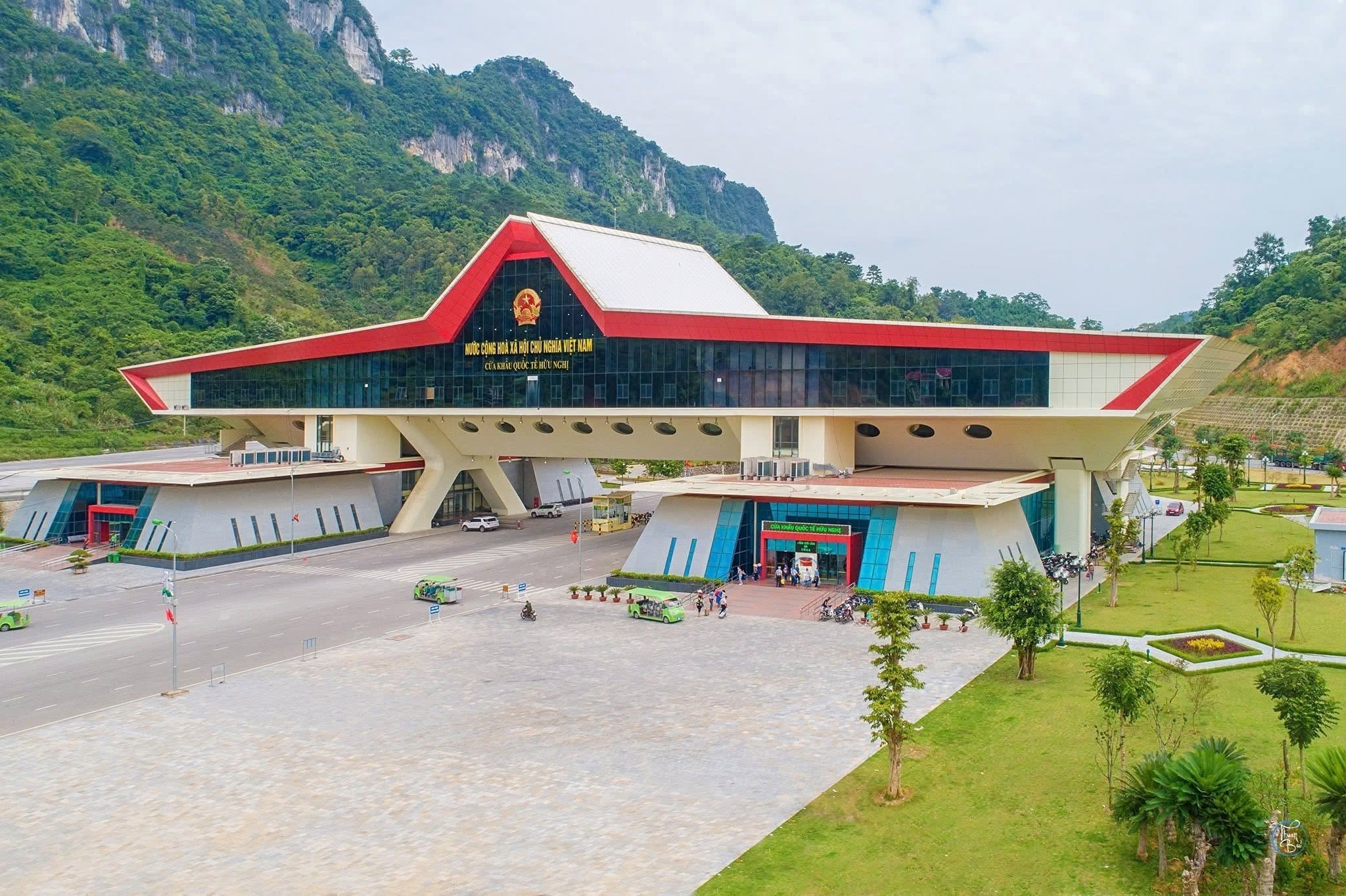 CỬA KHẨU QUỐC TẾ HỮU NGHỊ ĐƯỢC MỞ RỘNG LÊN 14 LÀN XE 